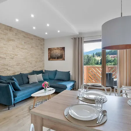Blue And Beige With Mountain View And Parking By Renters *