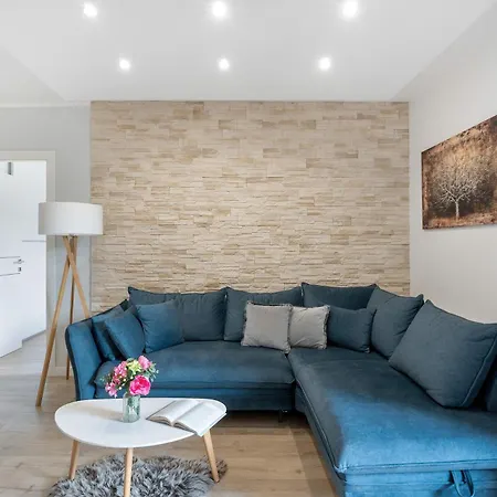 Blue And Beige With Mountain View And Parking By Renters