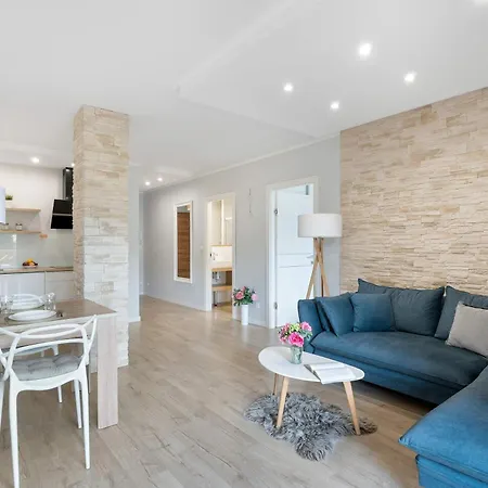 Blue And Beige With Mountain View And Parking By Renters Apartment *